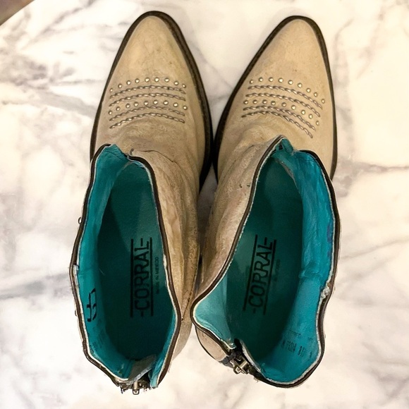 Corral Western Ankle Boots Cream Studded Distressed Rhinestone Zip Size 10 EUC - Picture 4 of 9